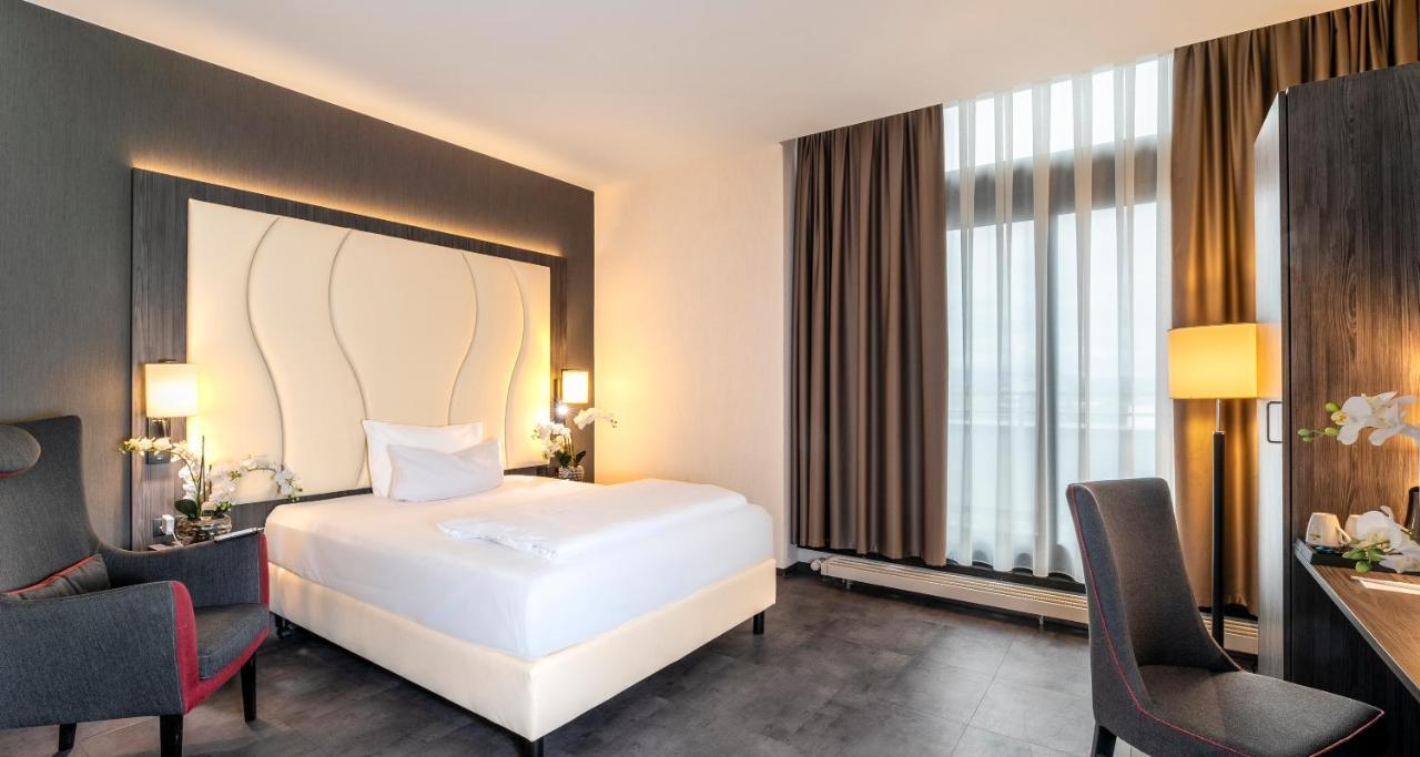 Hotel Western Plaza 4*