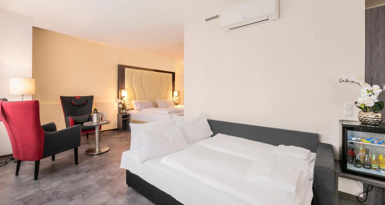 Western Plaza Hotel 4*