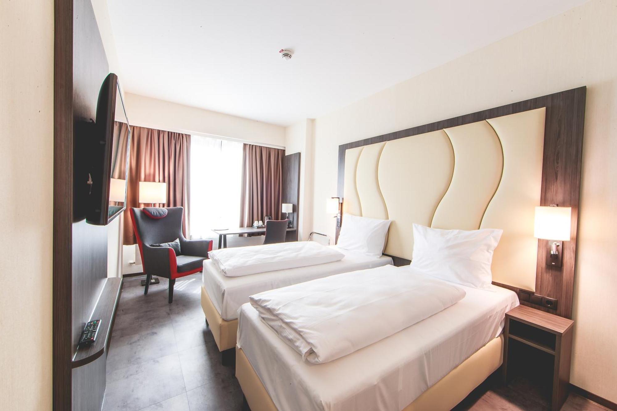 Western Plaza Hotel 4*