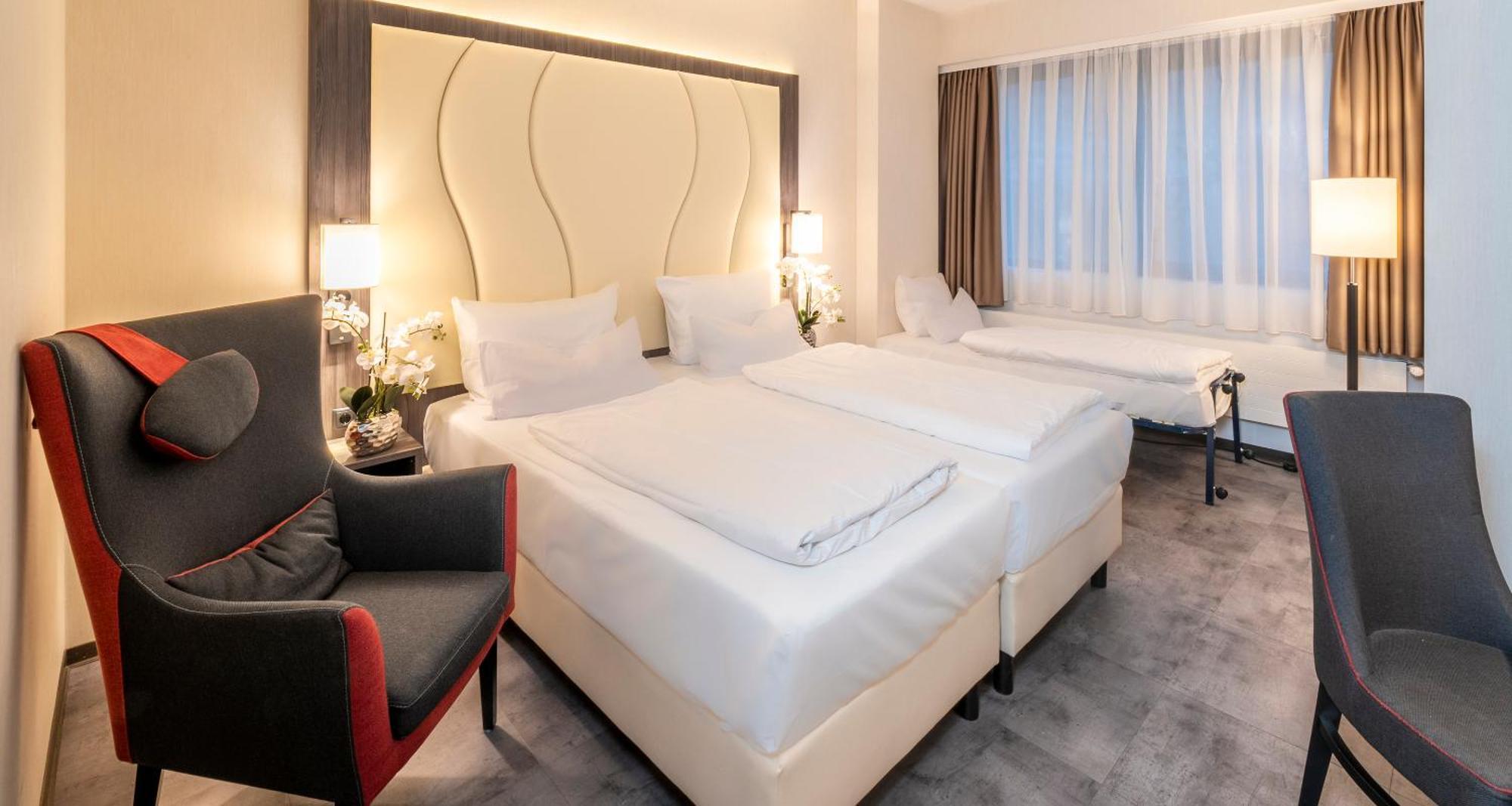 Hotel Western Plaza 4*